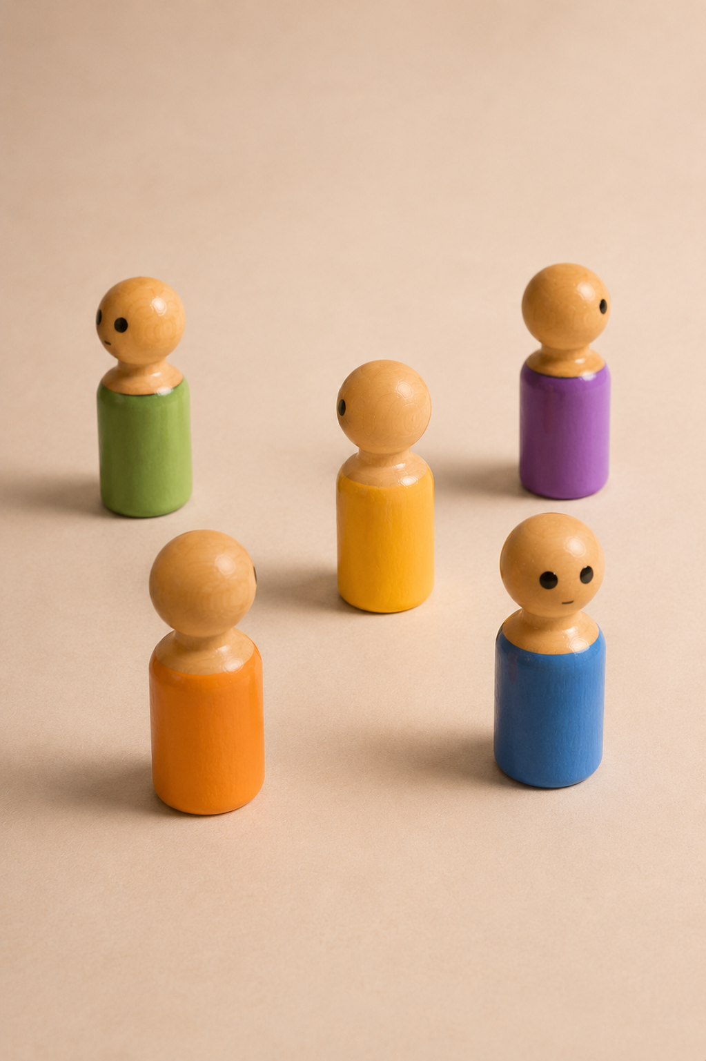 Cinco bonecos de cores diferentes em arranjo sistêmico — pessoas, conflitos, partes suas. Não só a família.