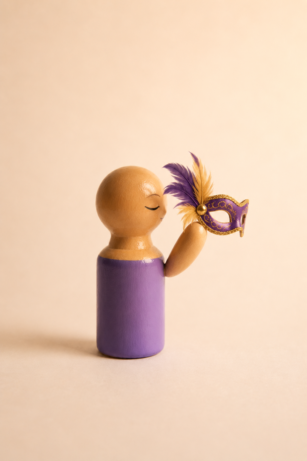 O personagem: boneco roxo com máscara dourada e penas — a estrutura que se sustenta no automatico.